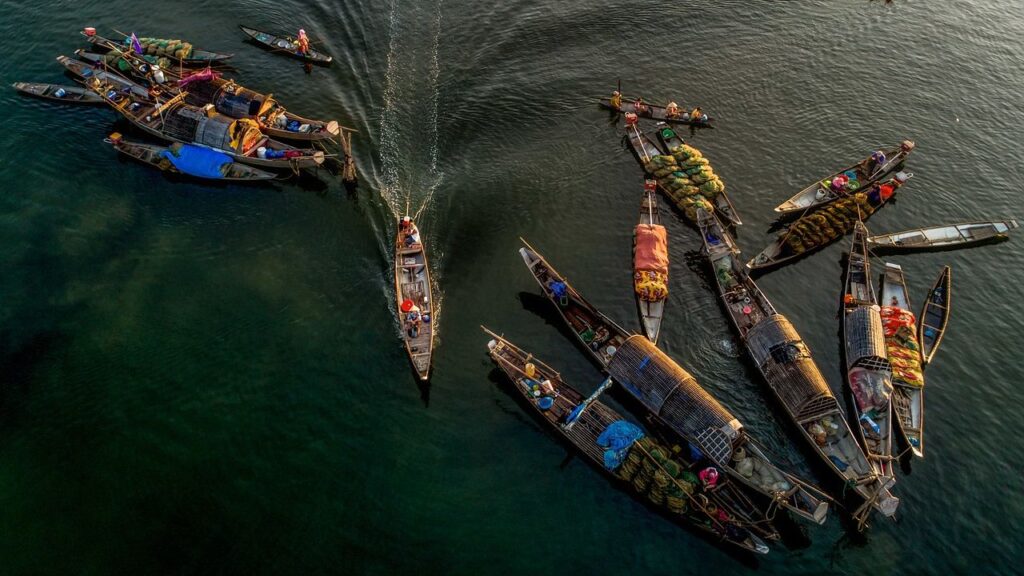 A Ben Tre river market