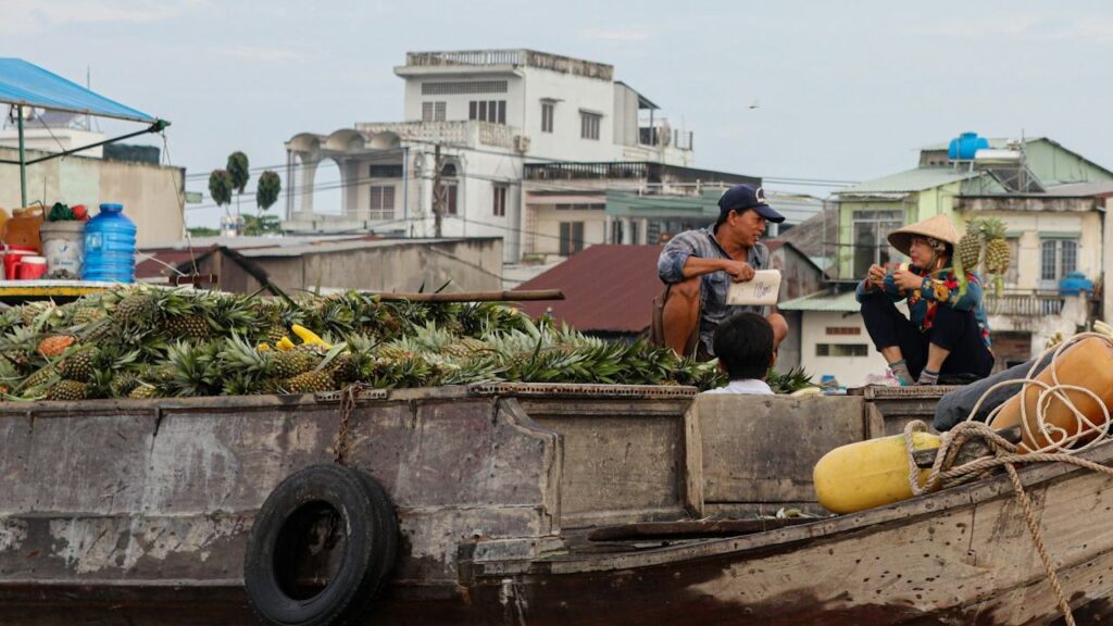 Fruit sellers at Cai Rang