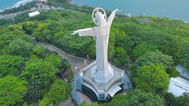 Jesus Christ statue from the rear