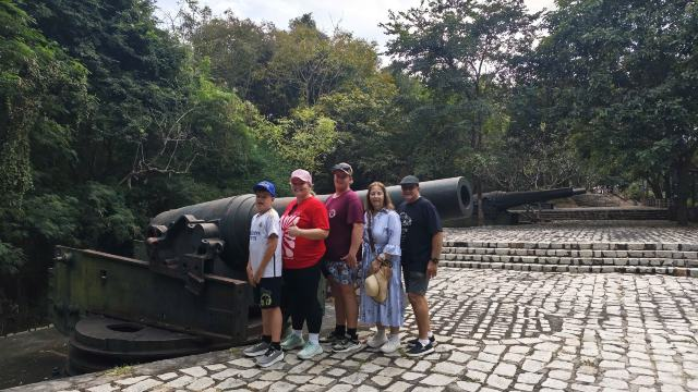 Tour guests by a cannon on Big Mountain's artillery fort